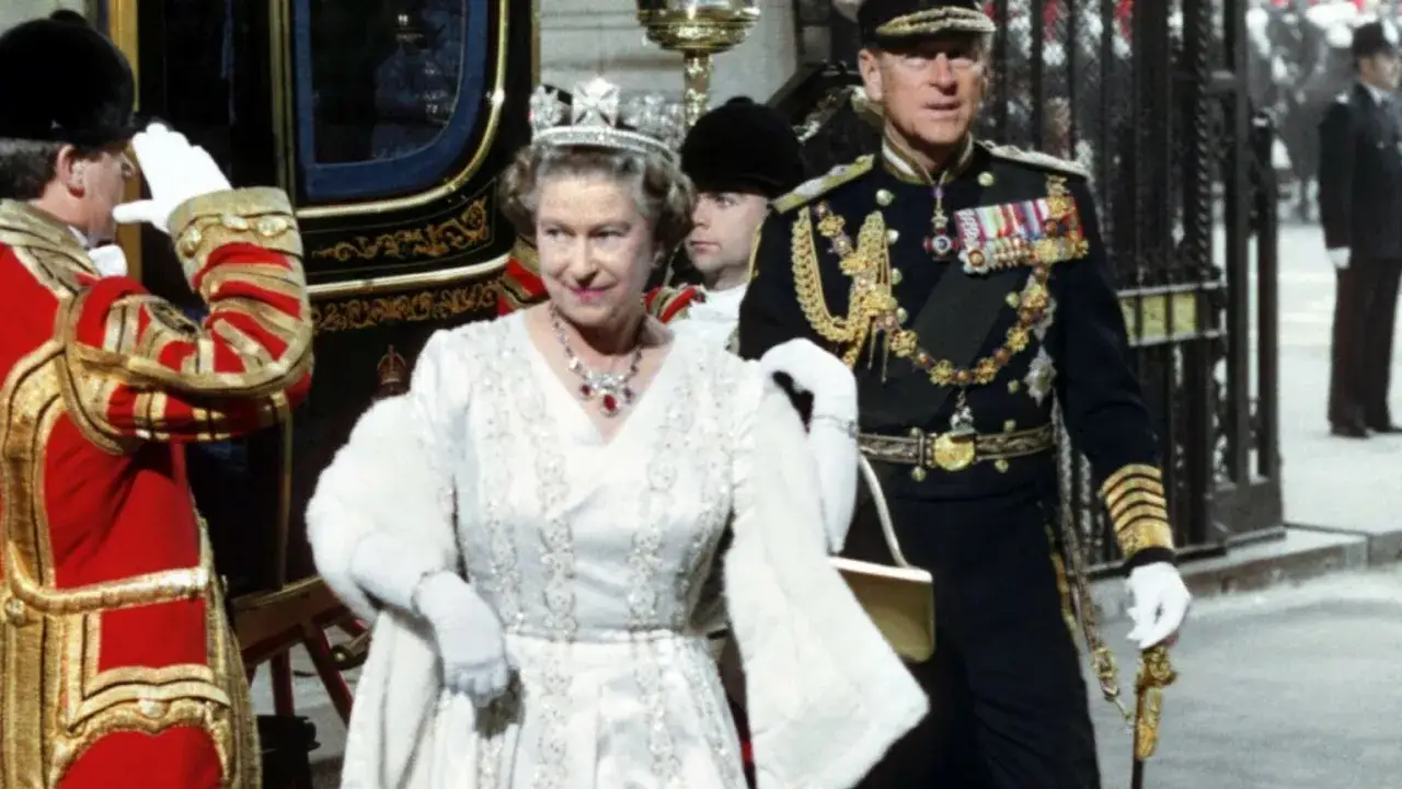 Królowa Elżbieta II i książę Filip w ceremonialnych strojach, otoczeni przez gwardzistów. Czy to początek skandalu w brytyjskim stylu?