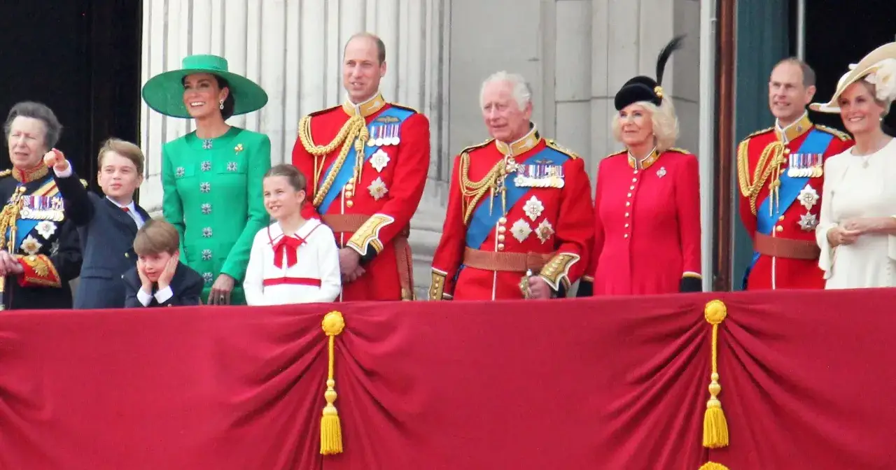 Królewska rodzina na balkonie, w tym książę William i Kate, wygląda jakby szykowała się na skandal w brytyjskim stylu.