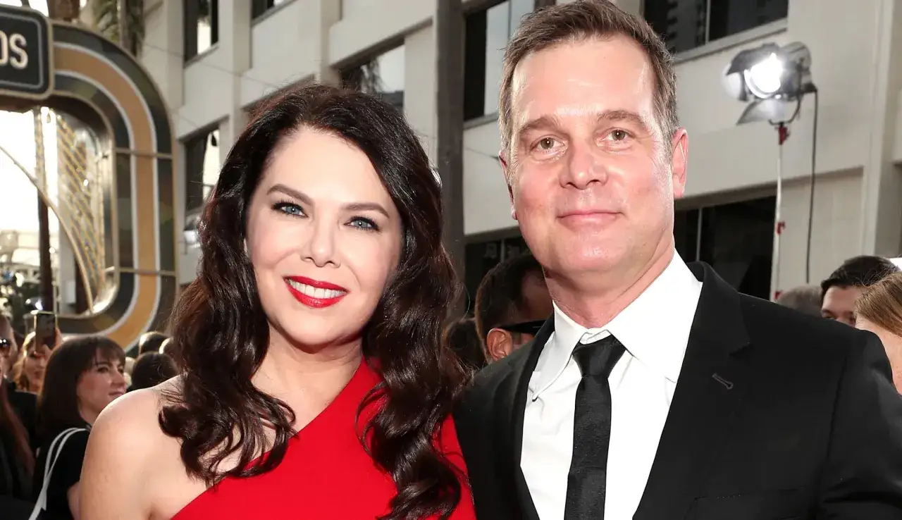 Lauren Graham z mężem na czerwonym dywanie. Choć nie widać tu jej dzieci, aktorka często mówi o swojej rodzinie.