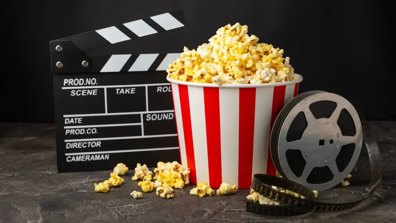 Oglądanie filmu na laptopie, sofa, popcorn