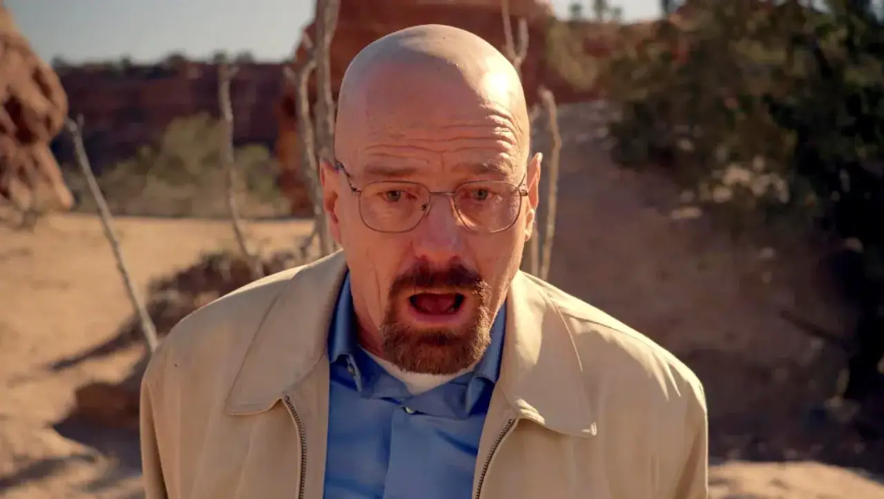 Walter White w pustyni, zszokowany. Scena z serialu, który na zawsze zmienił złoty wiek seriali.