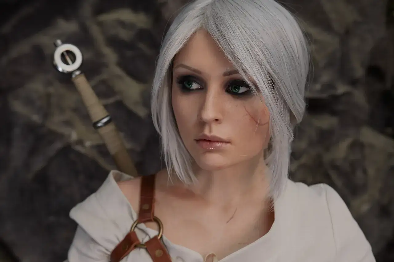 Ciri z siwymi włosami i zielonymi oczami, z bliznami na twarzy, z mieczem za plecami. Czy Ciri była lesbijką?