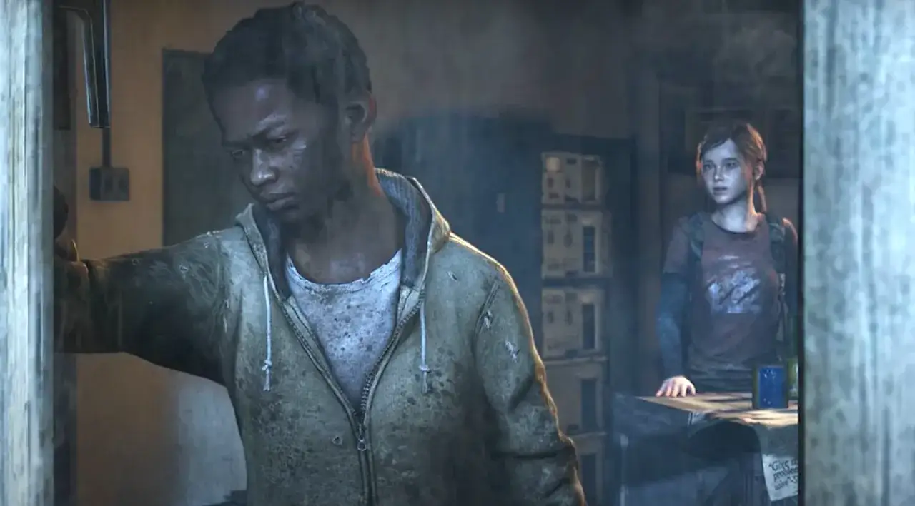 Henry z The Last of Us, zamyślony, oparty o framugę drzwi. W tle widać Ellie.