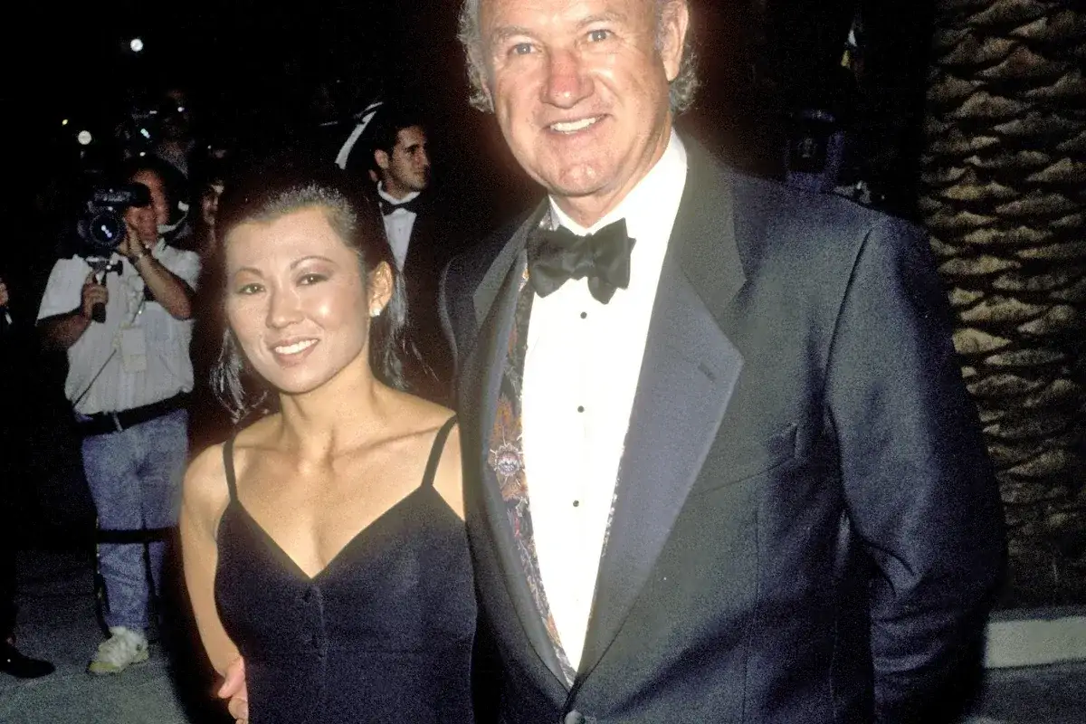Gene Hackman, nie żyje. Aktor w smokingu z muszką i jego żona w czarnej sukience na premierze.