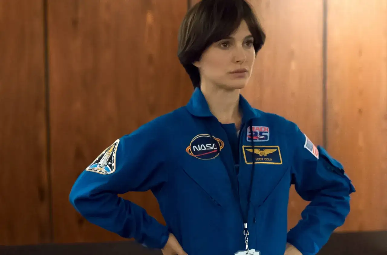 Natalie Portman jako Lucy Cola w kombinezonie kosmicznym