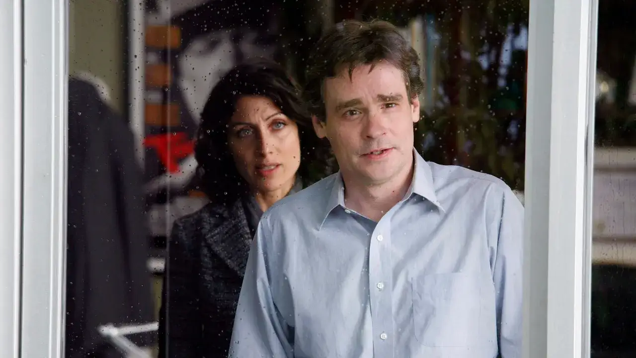 Dr. House, ile sezonów? Hugh Laurie i Lisa Edelstein patrzą przez zaparowaną szybę.