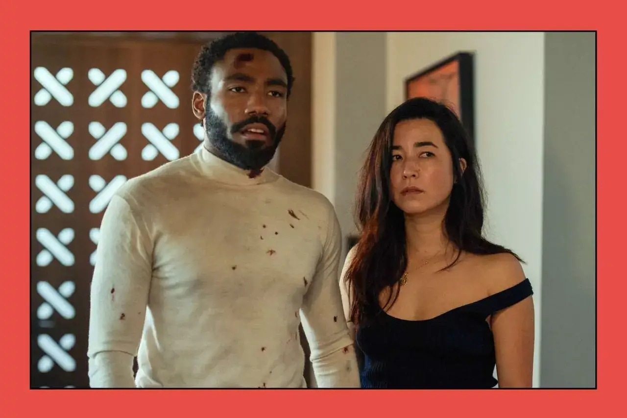Pan i Pani Smith serial: Donald Glover i Maya Erskine w scenie pełnej napięcia, z widocznymi śladami walki.