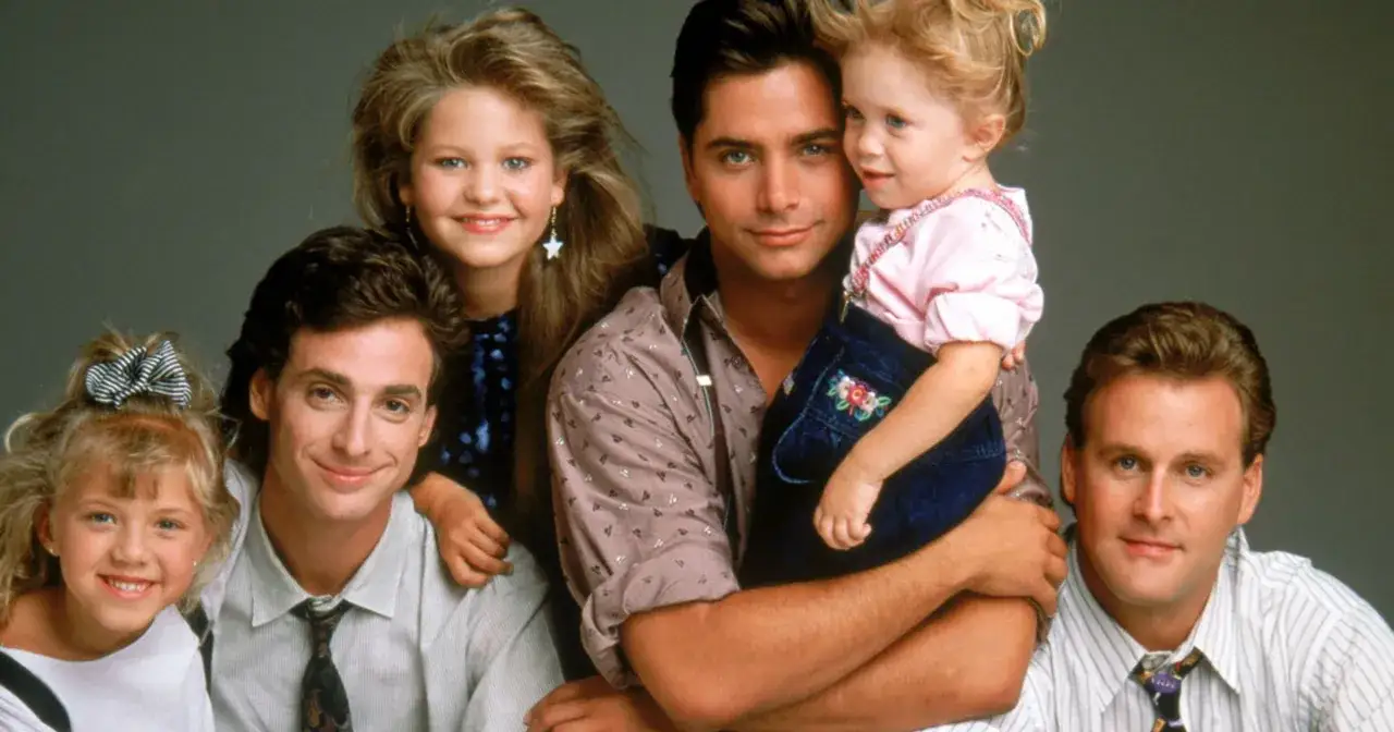 Pełniejsza chata obsada: Bob Saget, John Stamos, Candace Cameron, i bliźniaczki Olsen.