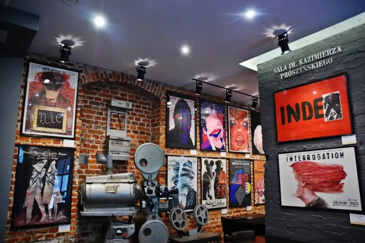 Kino studyjne, retro plakat filmowy