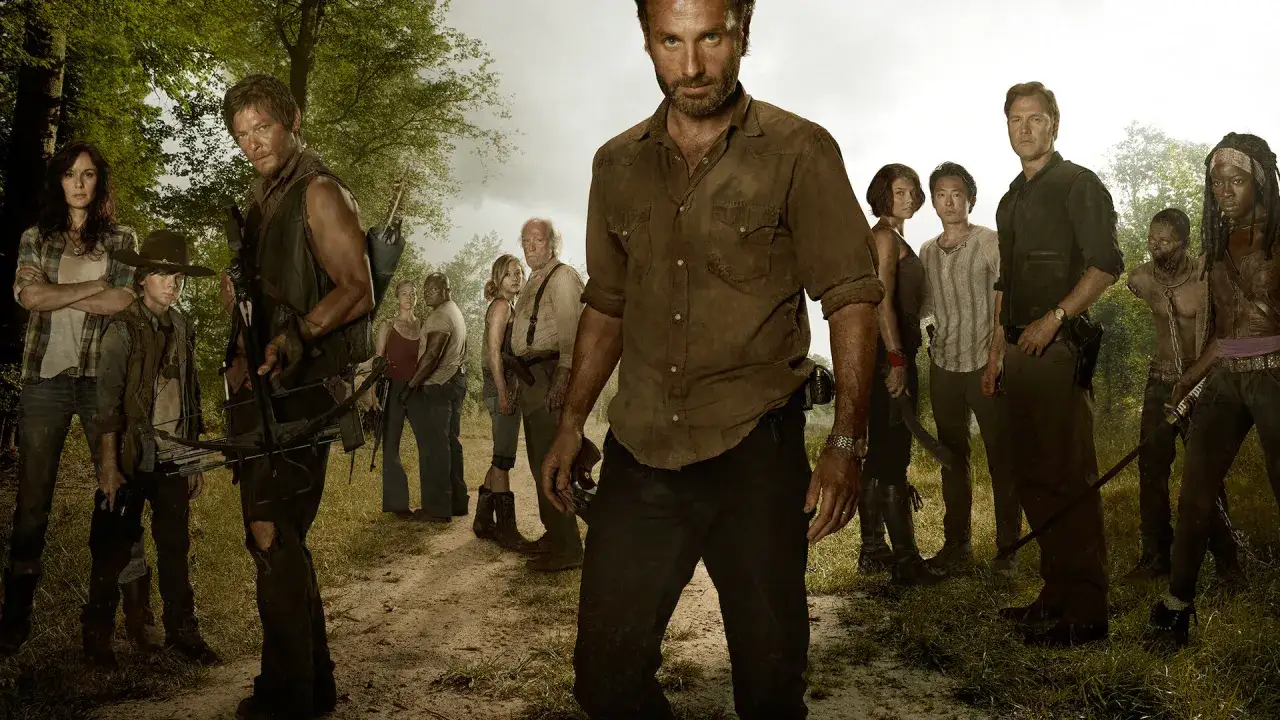 Grupa ocalałych z serialu o zombie, w tym Rick, Daryl i Michonne, przygotowuje się do walki.