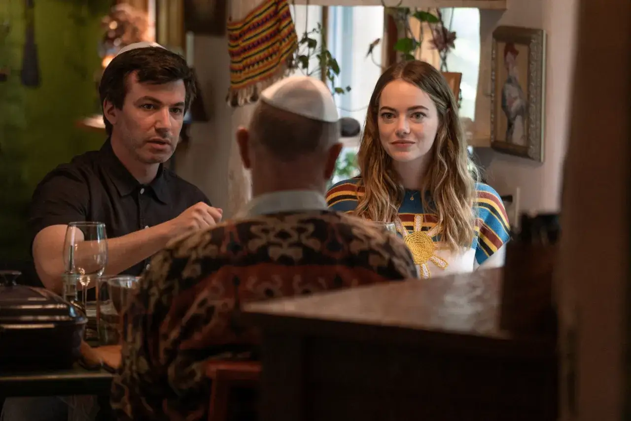 Nathan Fielder i Emma Stone siedzą przy stole, jakby w trakcie kolacji, w scenie z serialu 