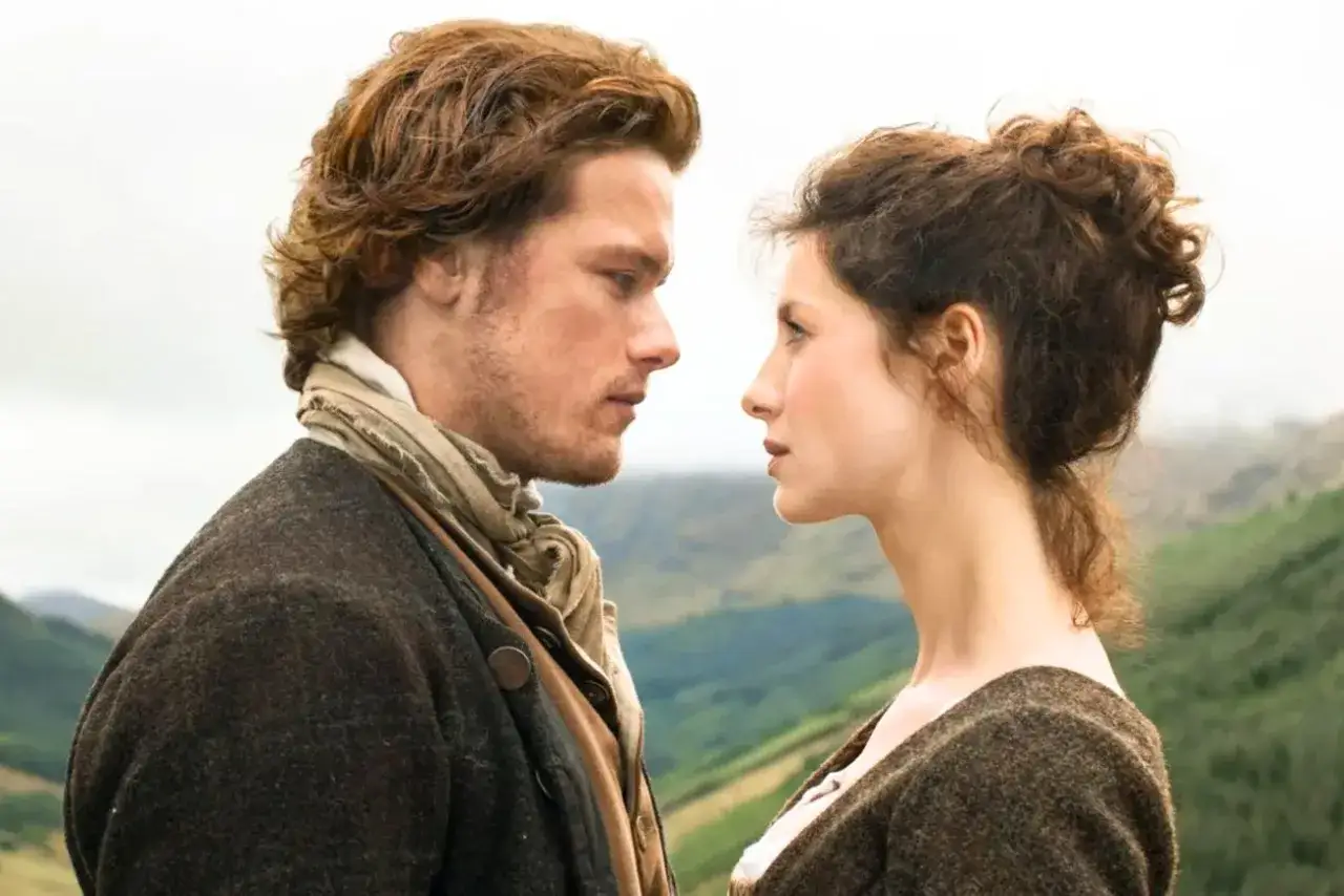 Jamie i Claire patrzą na siebie z miłością, czekając na nowy sezon Outlander.