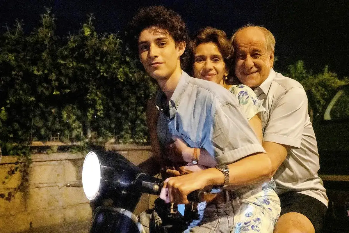 Filippo Scotti Toni Servillo Teresa Saponangelo 