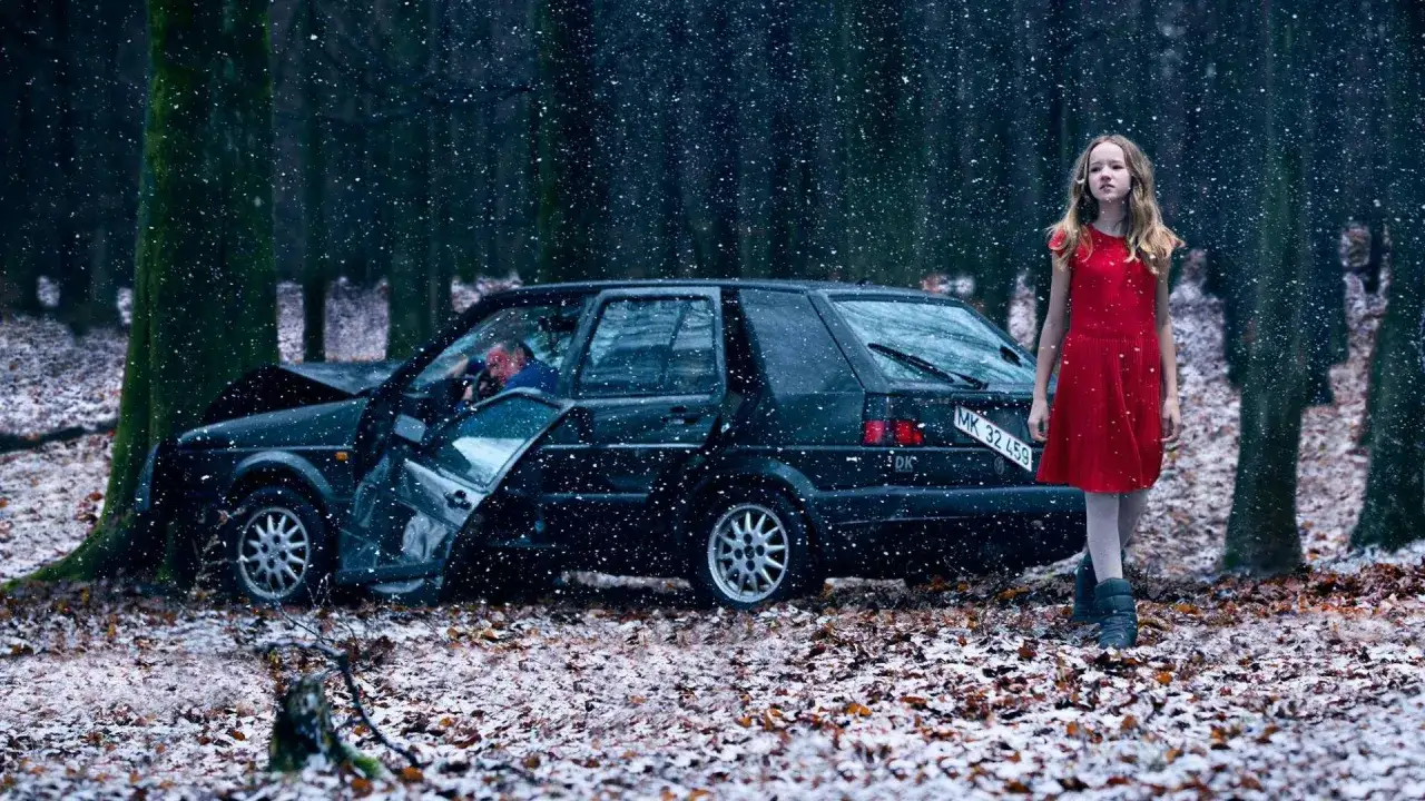 Kobieta w klatce okładka książki i plakat filmu