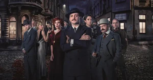 Grupa postaci w strojach z epoki, w tym mężczyzna z wąsami w garniturze, wygląda jak kadr z serialu Netflix.