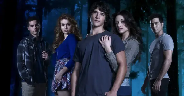 Aktorzy z serialu Teen Wolf w mrocznym lesie.
