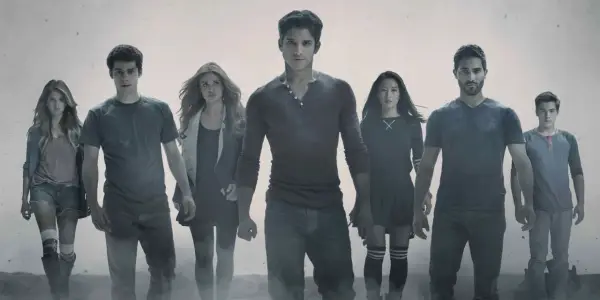 Cała obsada Teen Wolf, w tym Scott, Stiles, Lydia, Derek, Kira i inni, stoi razem, gotowa na kolejne wyzwania.