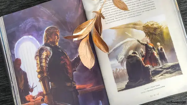 Ilustracje z książki przedstawiające króla z rodu Targaryenów i jego smoki, nawiązujące do historii rodu.